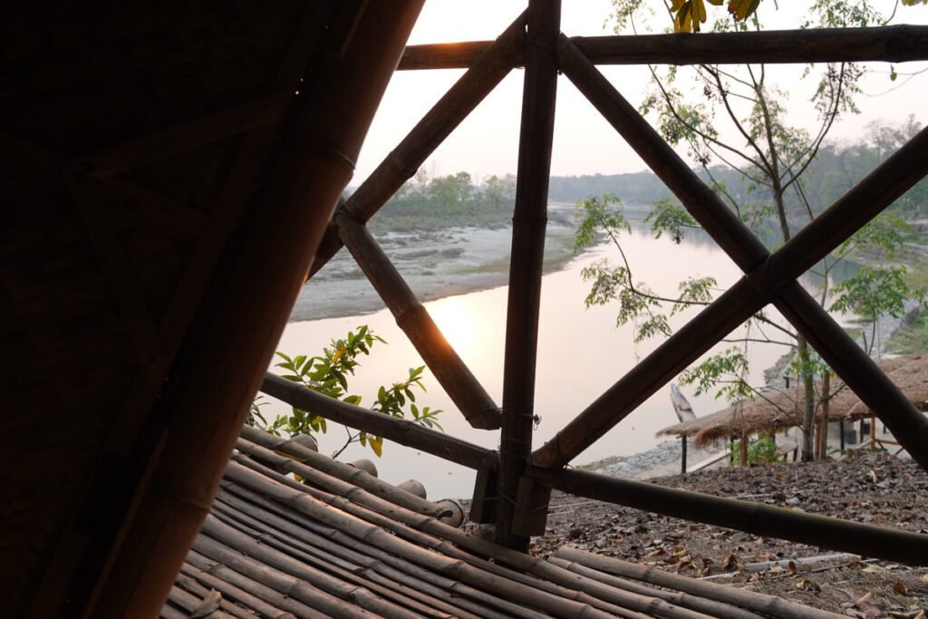 Ausblick aus dem Baumhaus am Fluss