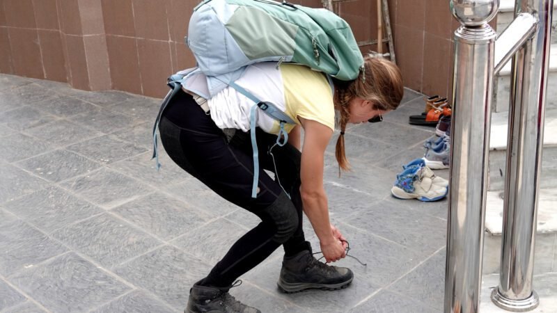 Schuhe ausziehen im Tempel