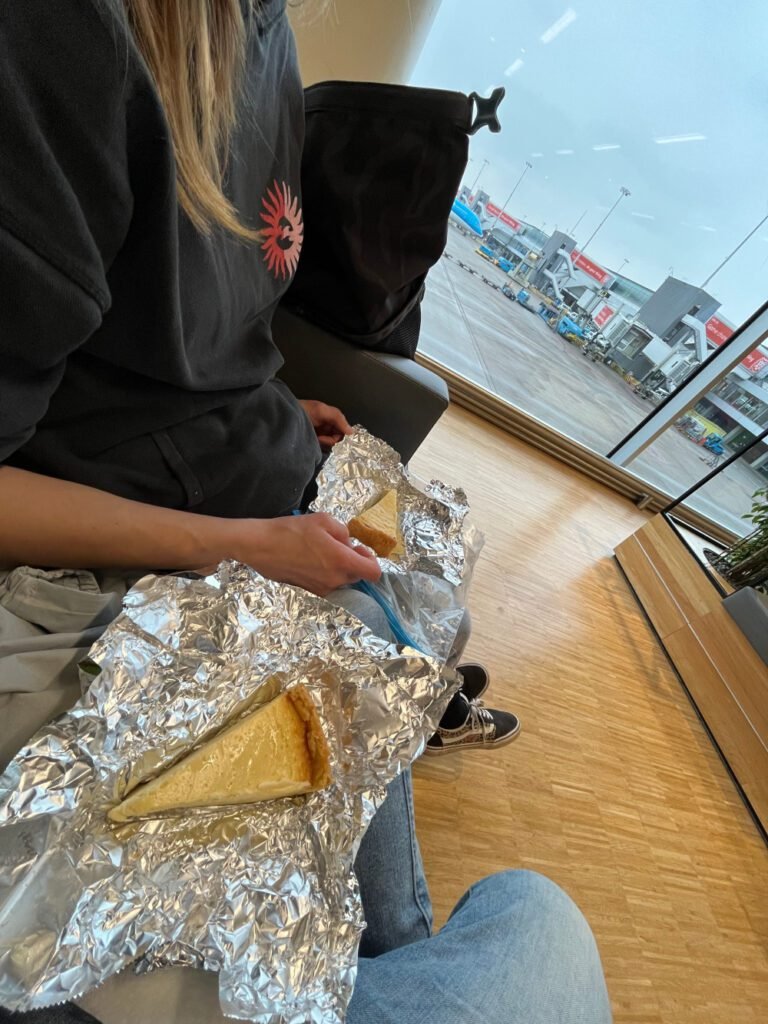 Käsekuchen am Flughafen Amsterdam