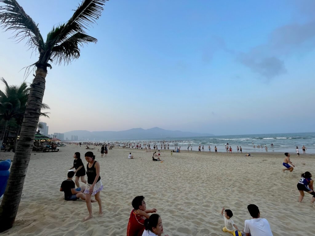 Der Strand von Da Nang wurde erst zum Nachmittag voll, davor waren wir fast alleine
