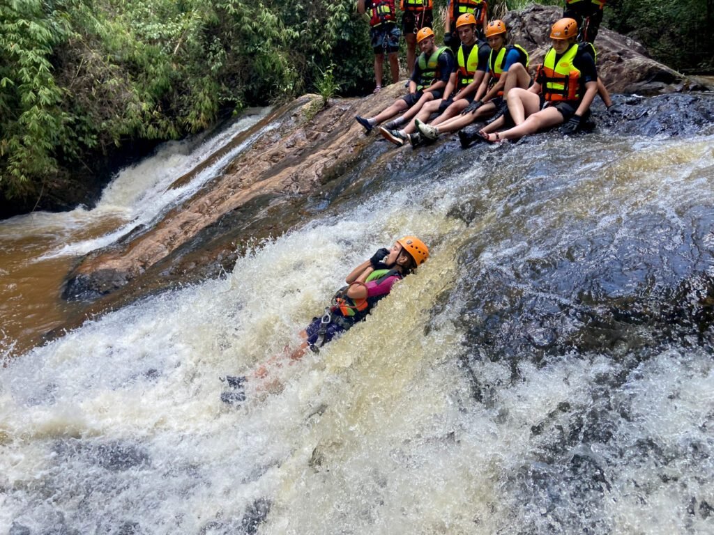 Vivi rutscht einen Wasserfall herunter.