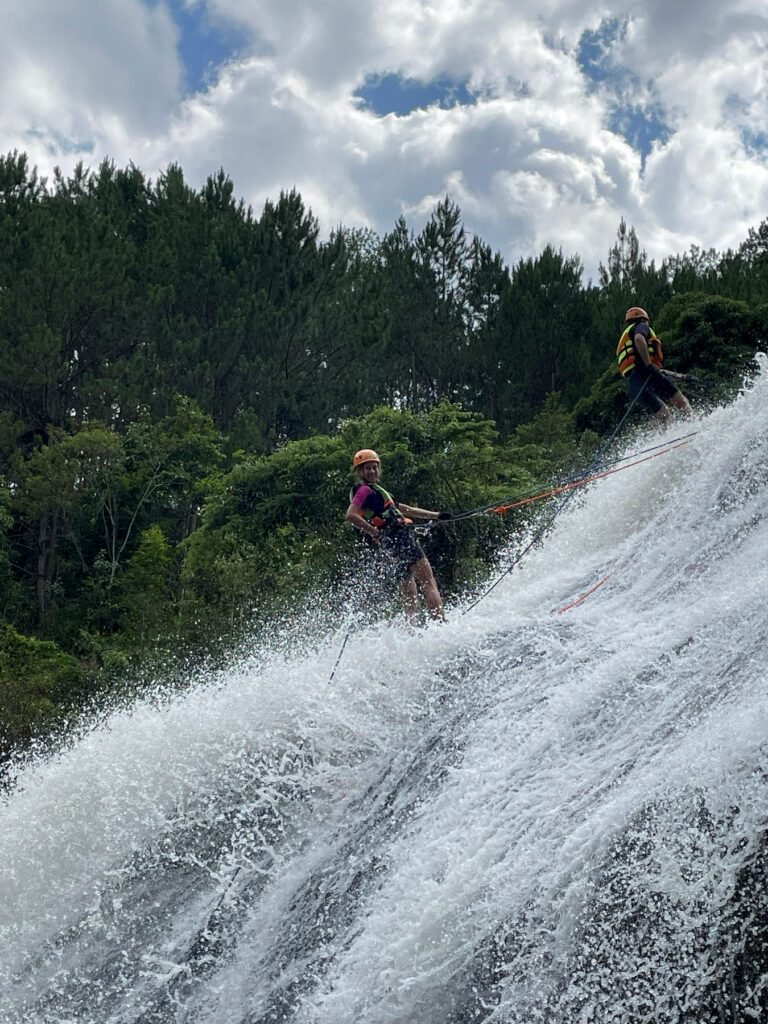 Zusammen in einem 25m hohem Wasserfall.