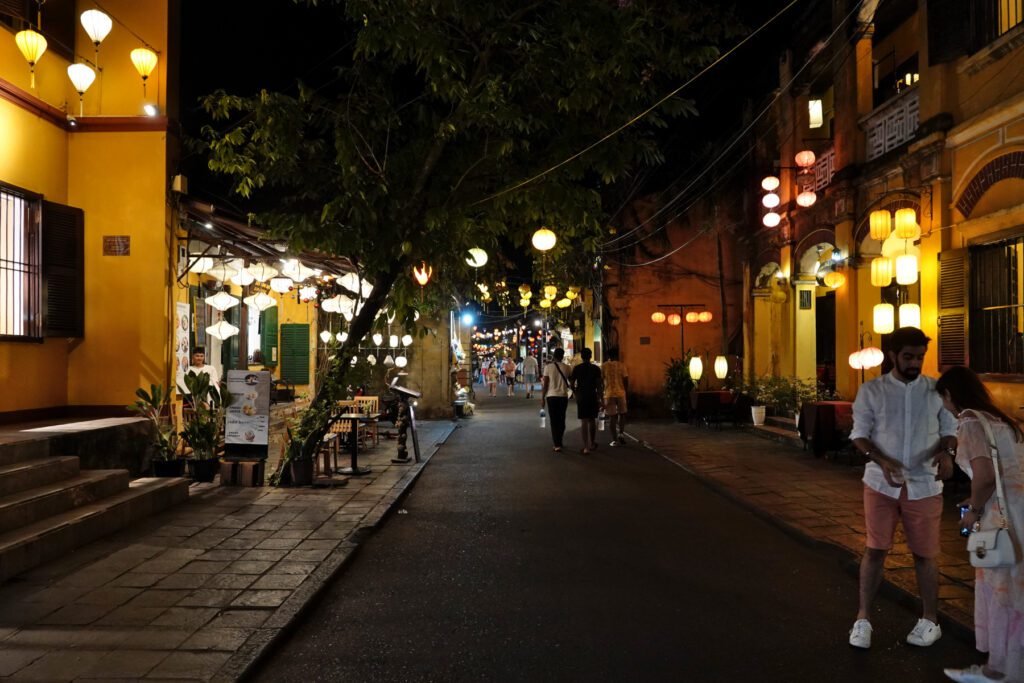 Die Straßen von Hoi An bei Nacht