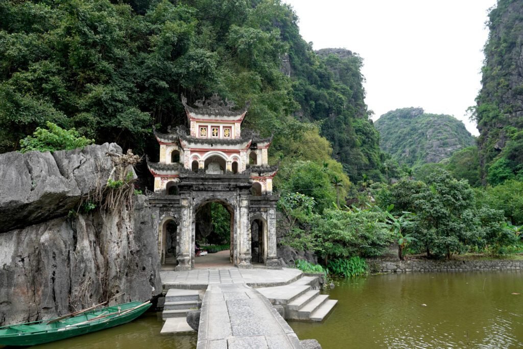 Der Eingang zur Bich Dong Pagoda