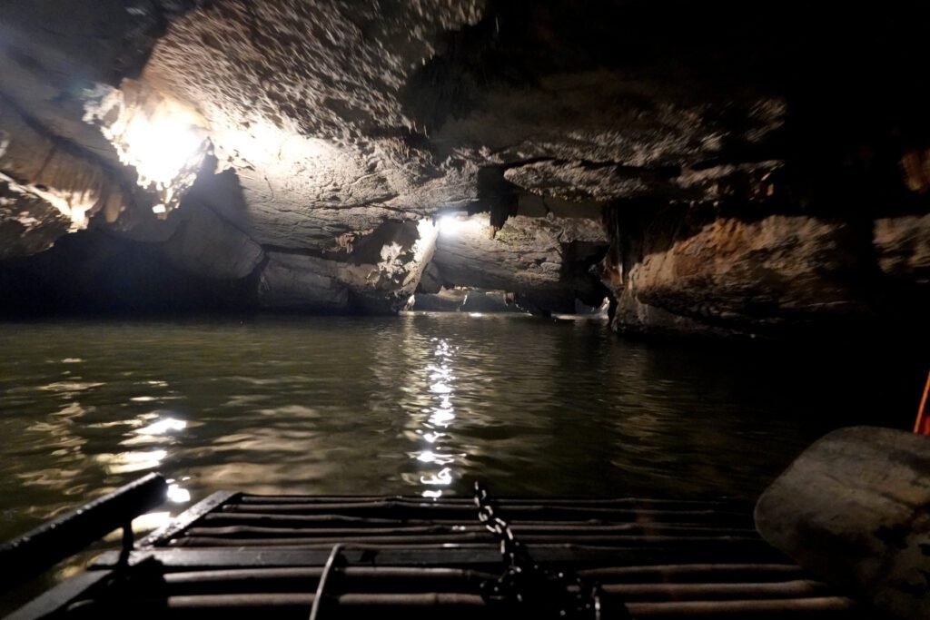 Ab und zu mussten wir uns ins Boot knien, da die Durchfahrt so flach war.