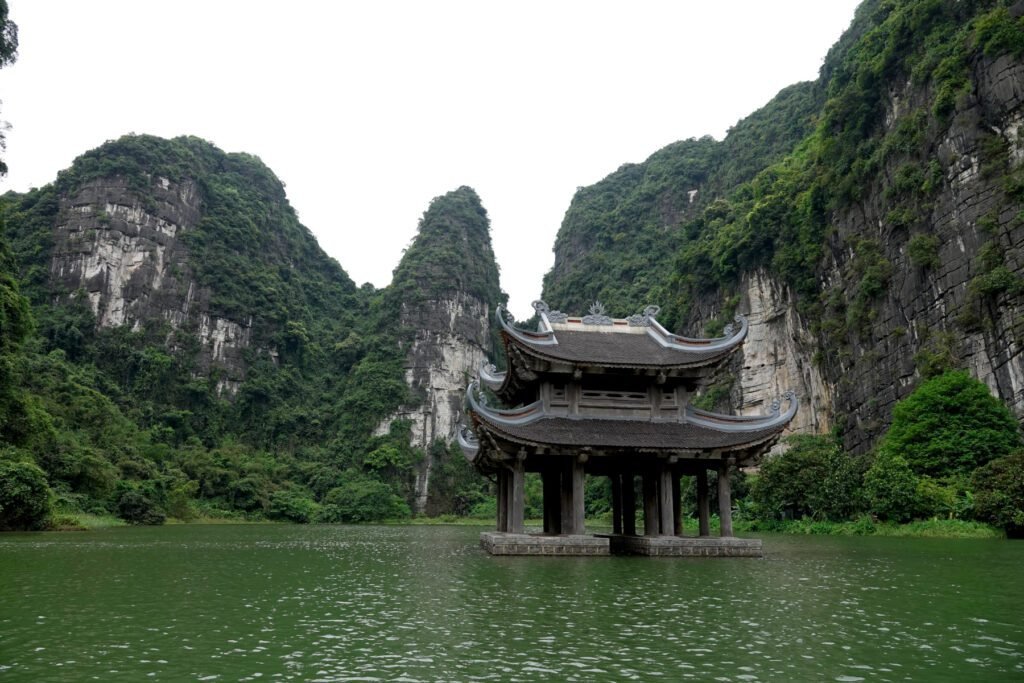 Ein Tempel im Wasser während der Bootstour