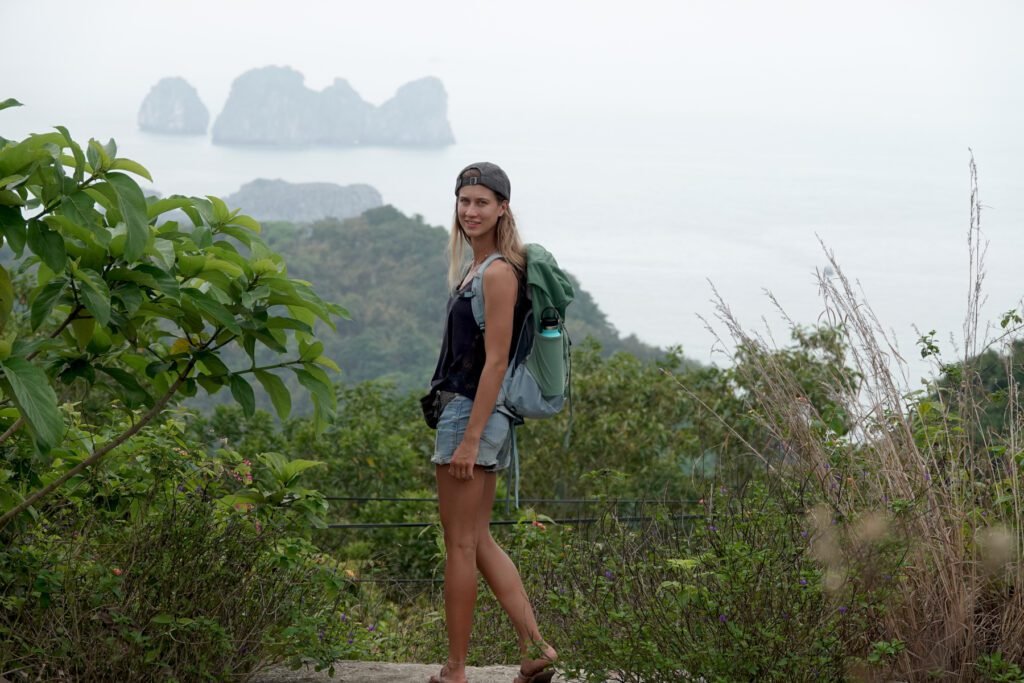 Auf einem inoffiziellem Viewpoint mit Blick auf die Halong Bucht