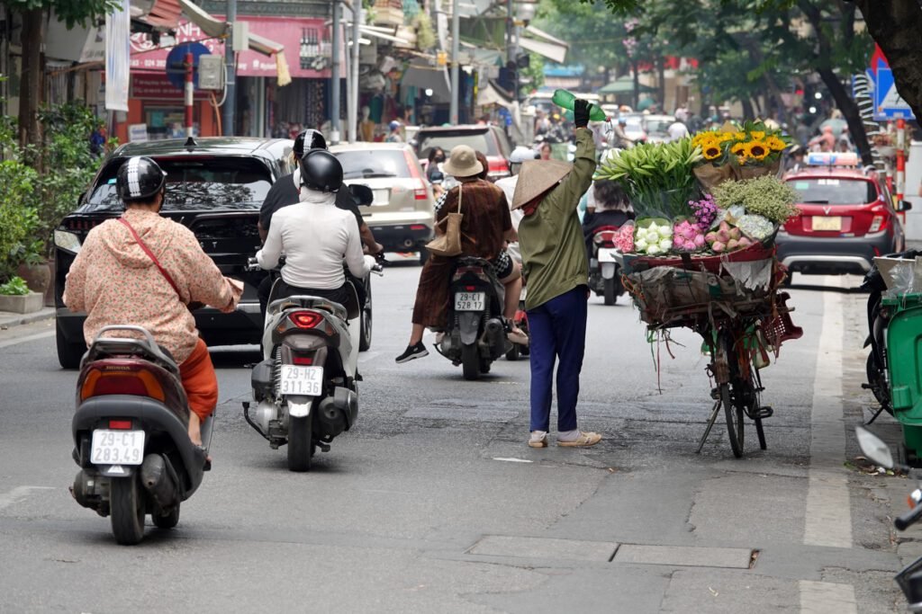 Blumen wässern im Straßenverkehr von Hanoi