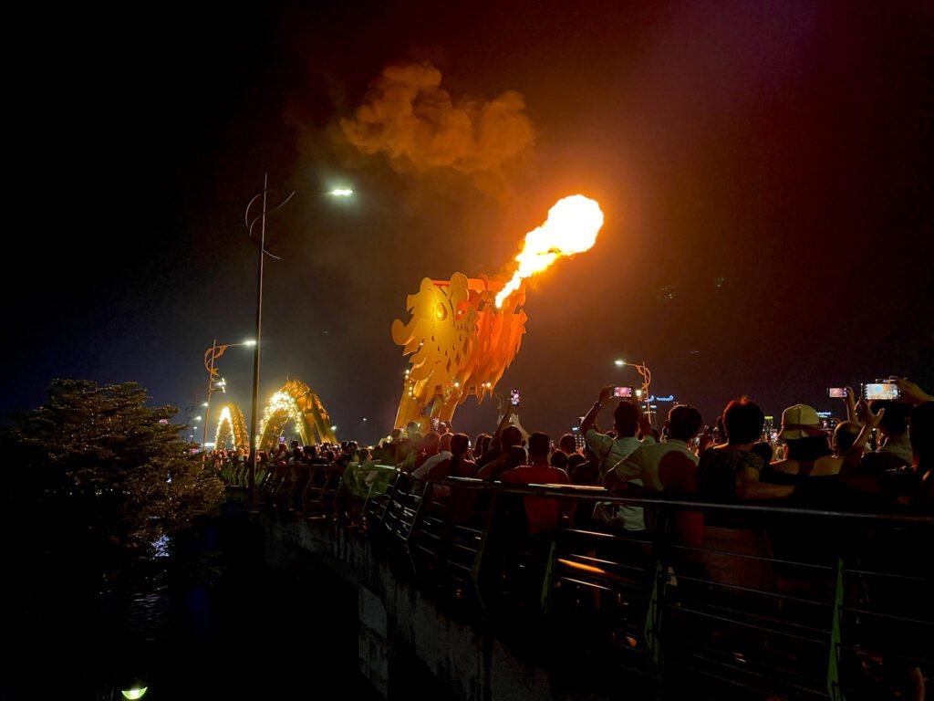 Der Drache spuckt nur am Wochenende Feuer. Es wird sehr voll...