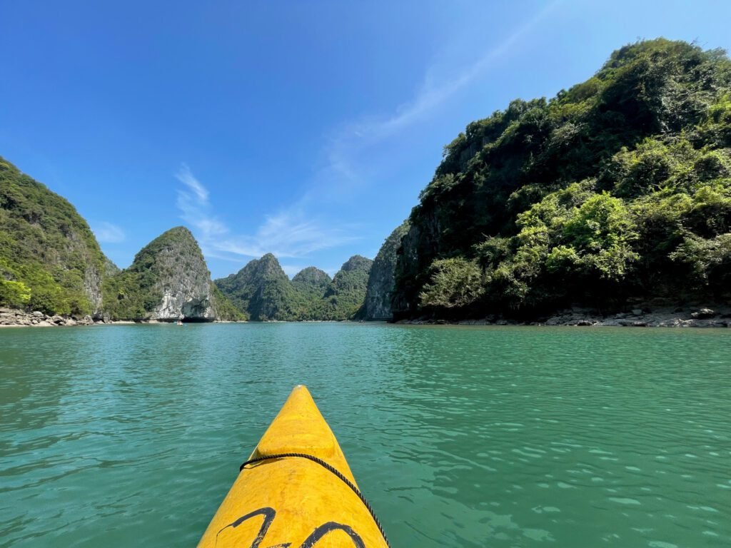 Mit dem Kajak durch die Halong Bucht