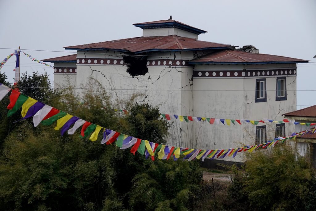 Zerstörte Häuser in Sermathang