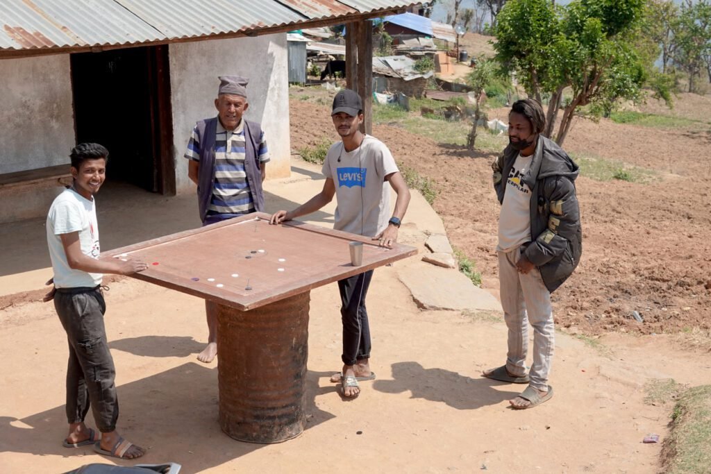 Ein paar Nepalesen spielen am Straßenrand
