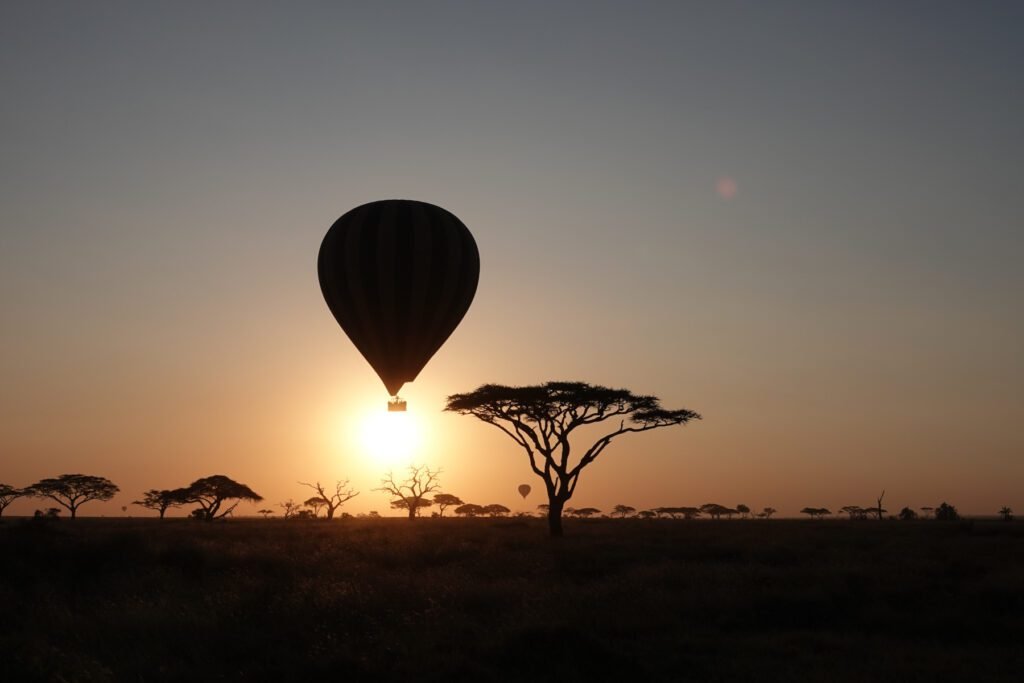 Ballonfahrt beim Sonnenaufgang in der Serengeti