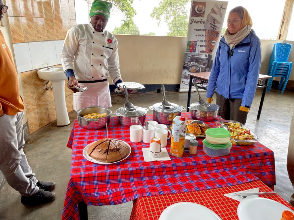 Mittagsessen am Ngorongorokrater
