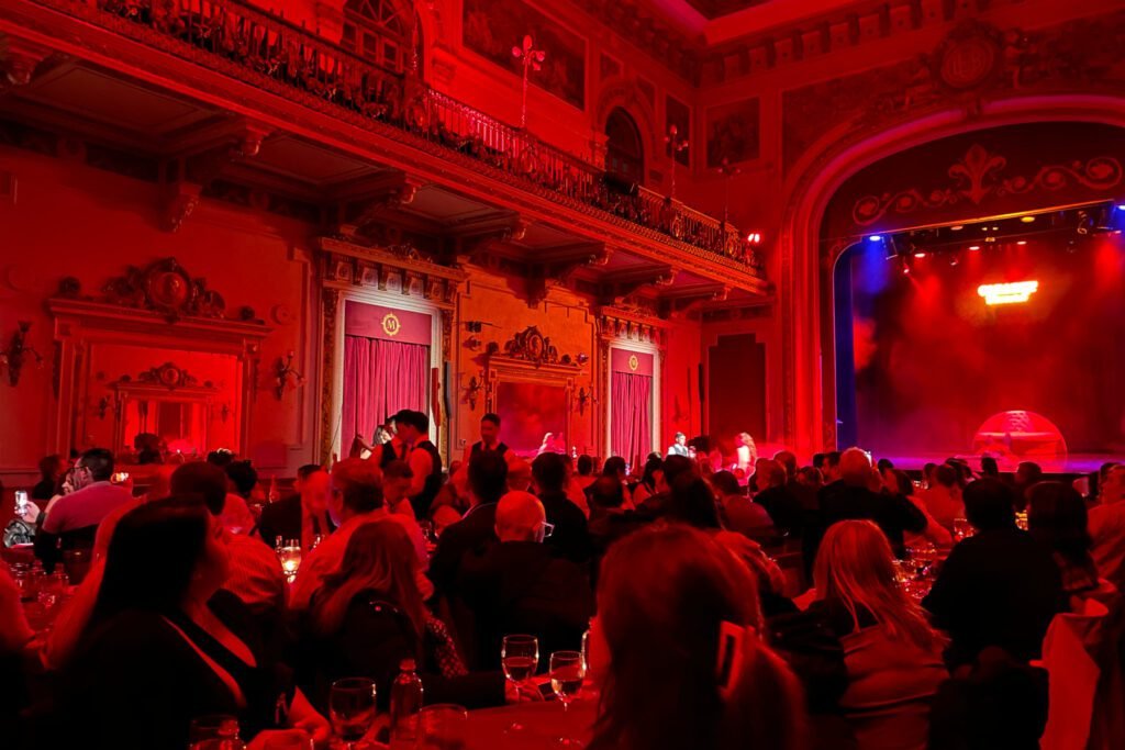 Der Saal wird dunkel und die Show beginnt