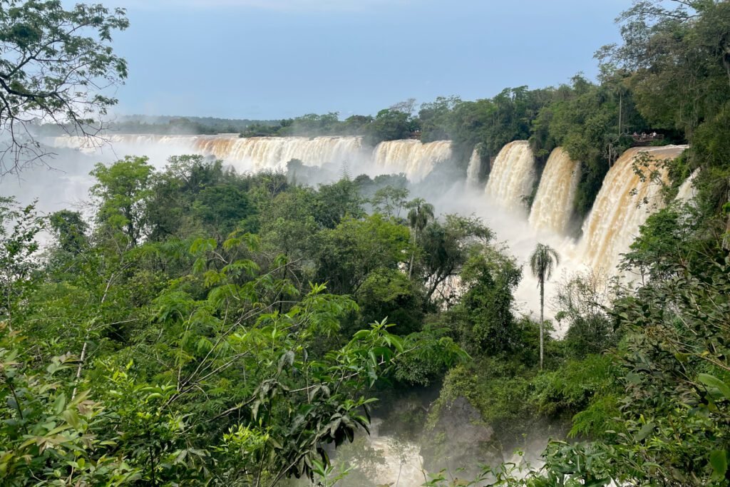Die Iguazú-Wasserfälle gehören zu den 3 größten Wasserfällen der Welt