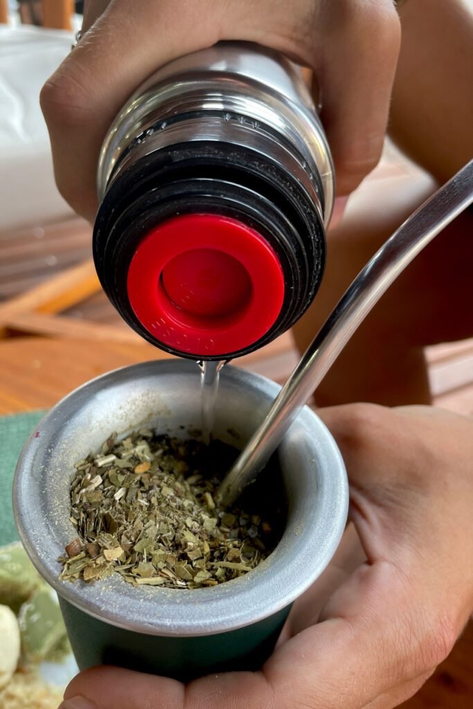 Mate Tee wird zubereitet