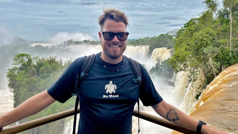 Janek mit Lycra bei den Wasserfällen