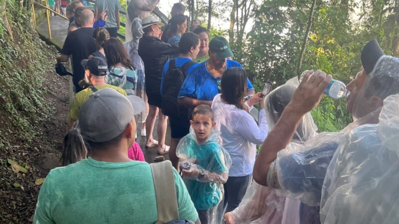 Menschenmassen auf den Wegen