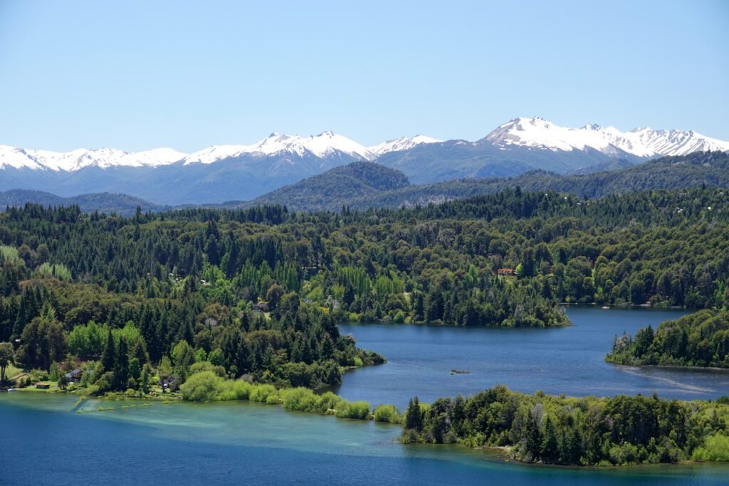 Blau schimmernde Seen, Wälder und Schneebedeckte Berge