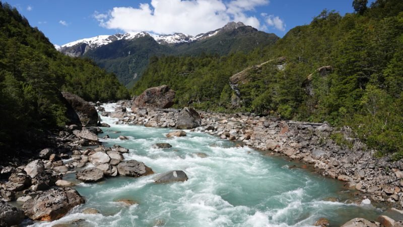 Reißender Fluss im Queulat Nationalpark