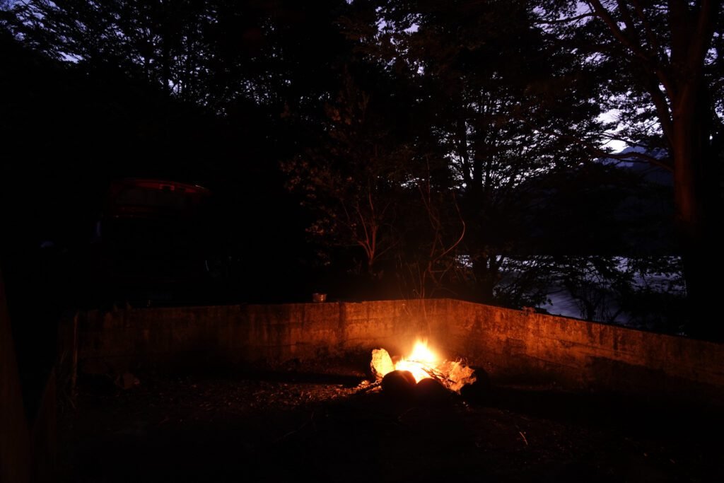 Lagerfeuer in der Nacht