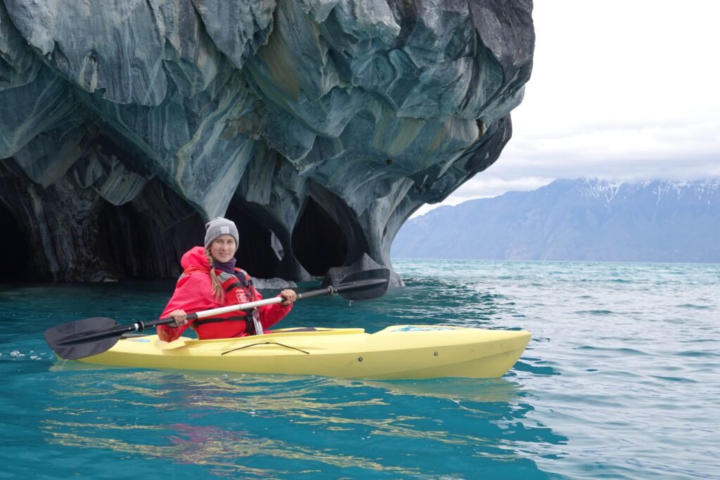 Blaues Wasser und malerische Felsen
