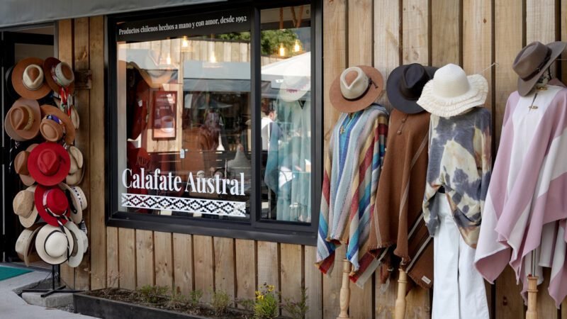 Selbstgemachte Kleidung bei einem Handwerkermarkt