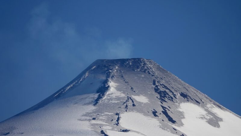 Vulkan Villarrica bei Tag mit Asche und Schnee