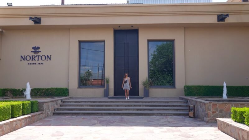 Die riesige Eingangstür zum Norton Weingut