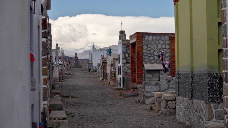 Friedhof auf einem Berg in Cachi