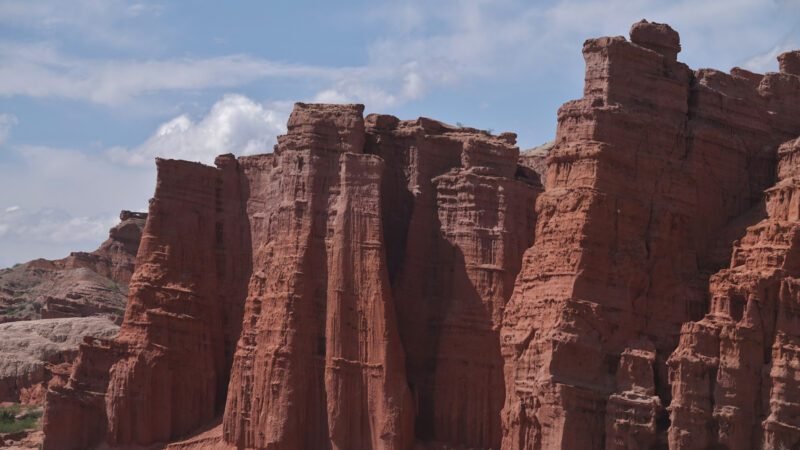 Riesige Felsformationen aus rotem Gestein