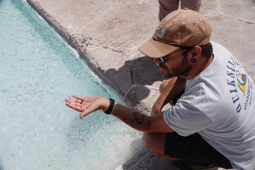 Salzblumen bilden sich auf dem Wasser