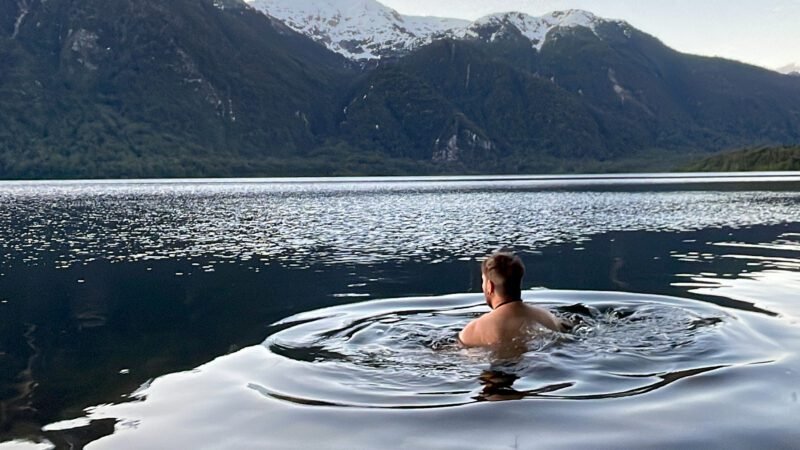 Janek beim Baden im kaltem See
