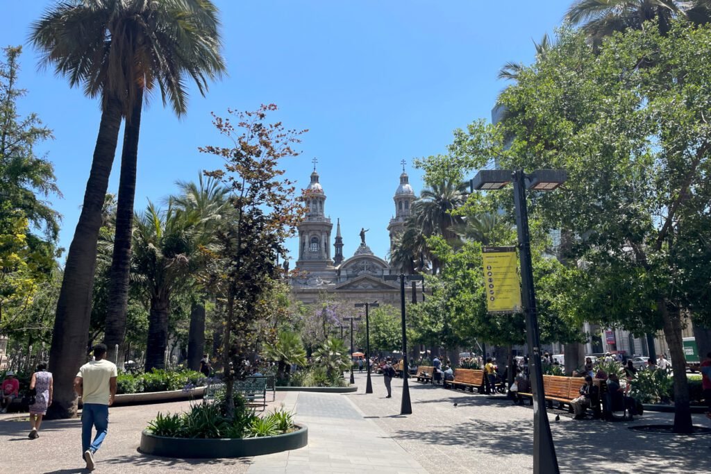 Innenstadt mit alten Gebäuden und Palmen