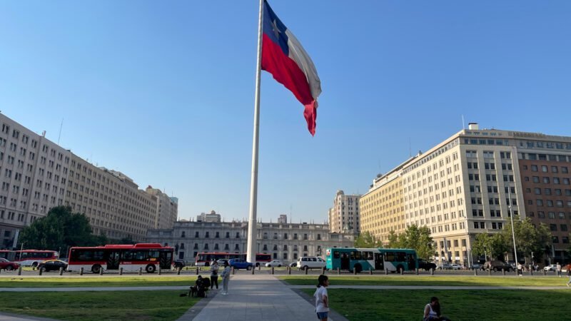 Riesige Flaggen im Regierungsviertel