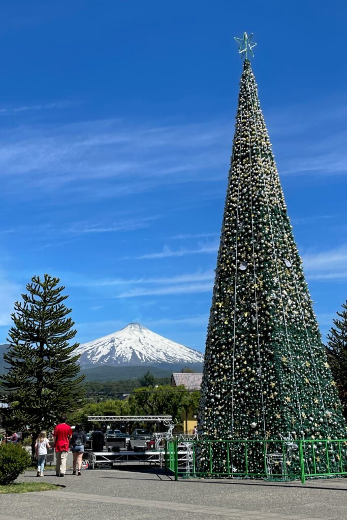 Weihnachtsbaum mit Vulkan im Hintergrund