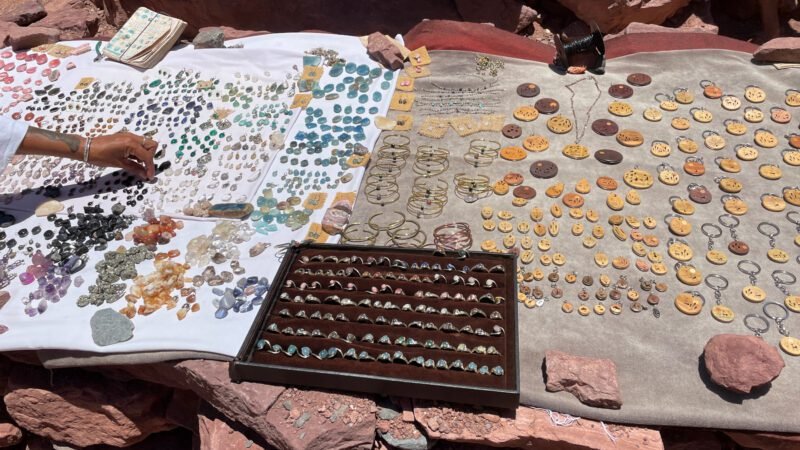 Schmuck und Mineralien in einer Schlucht