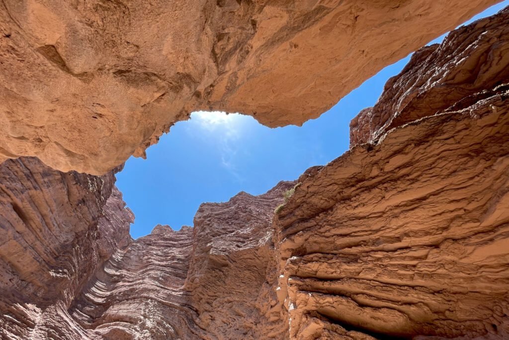 Der Himmel scheint durch die Felsspalte