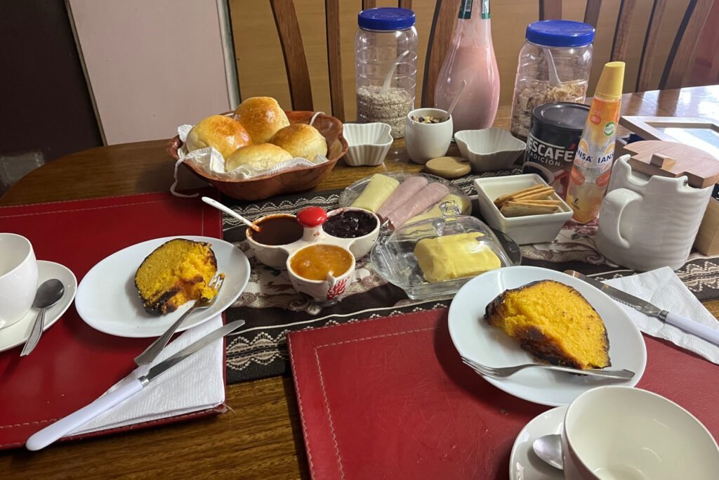 Selbstgemachte Brötchen, Marmeladen und Kuchen zum Frühstück