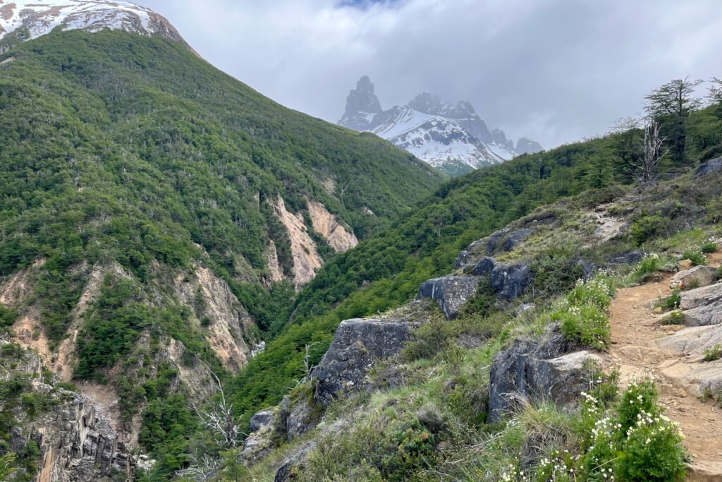 Die Bergspitzen in Wolken gehüllt