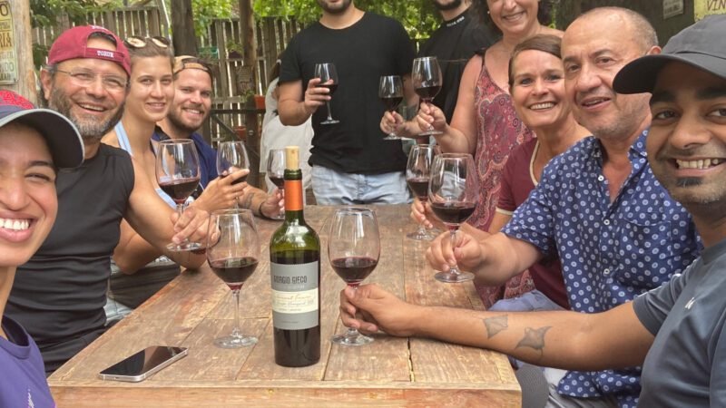 Gruppe bei der Weinprobe