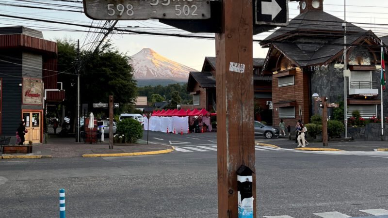 Straßenschilder mit Vulkansymbol