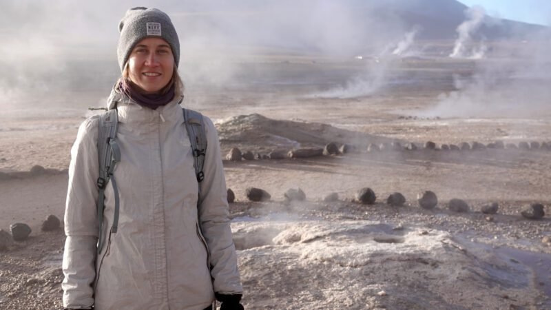 Mit Steinen eingekreister Geysir