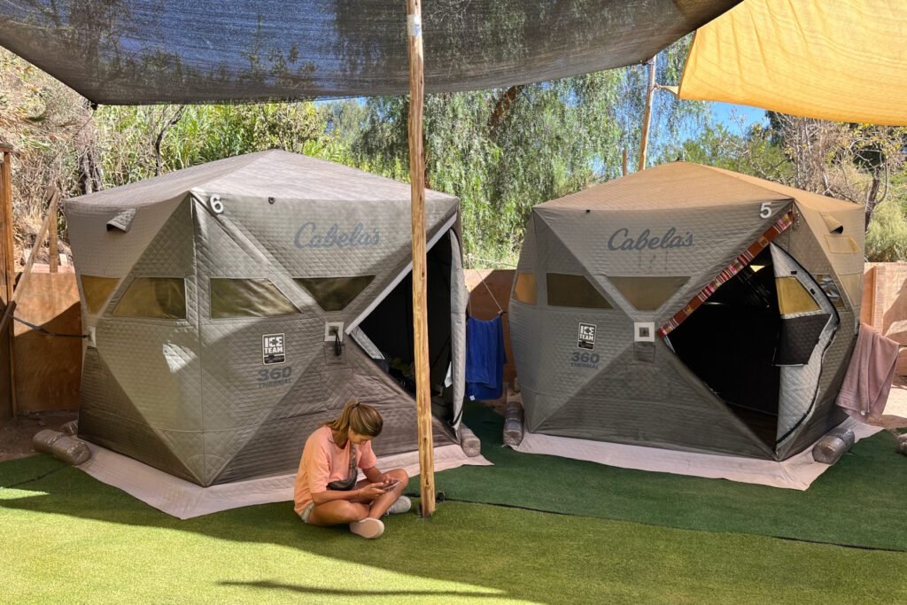 Vivi vor unserem Zelt