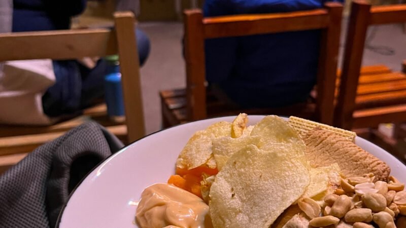 Mit Snacks, Wein und Cocktails