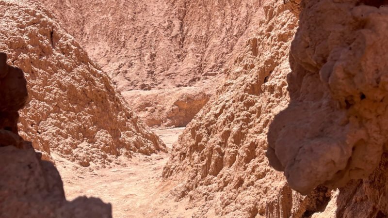 Rotes Gestein und Felspalten