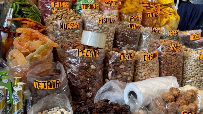 Gepufftes und Süßes auf dem Markt