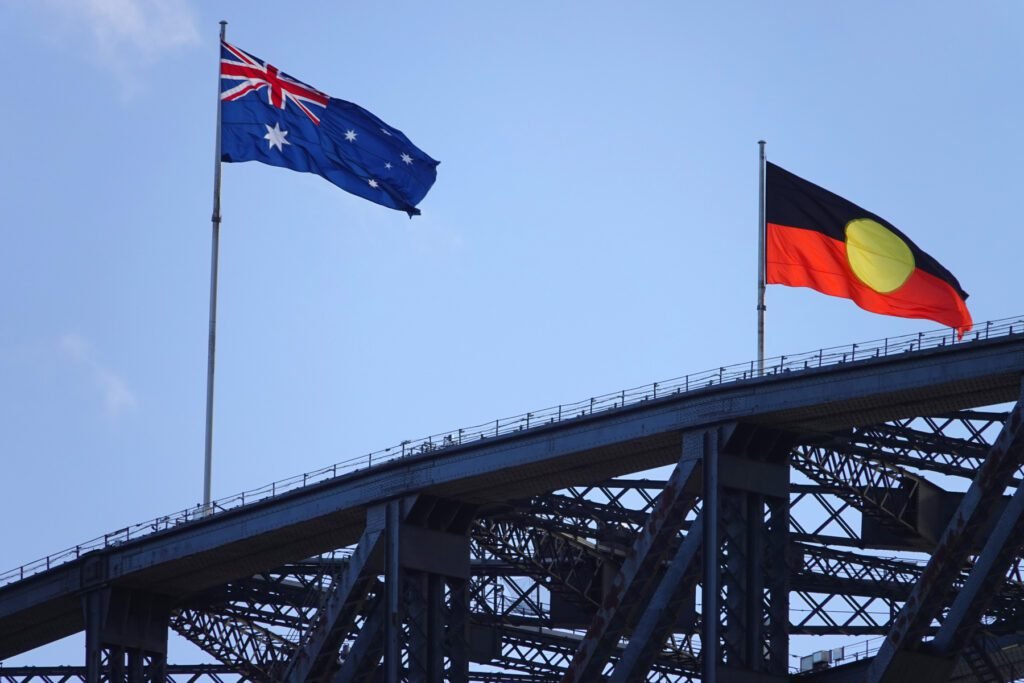 Australische und Aborigine-Flagge auf der Harbour Bridge