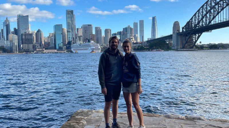 Schöner Spaziergang am Ufer auf der anderen Seite der Harbour Bridge